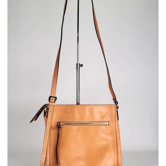 NWOT G.I.L.I. Women's Honey Brown Leather Flat Double Zip Crossbody 1438 - Picture 3 of 11